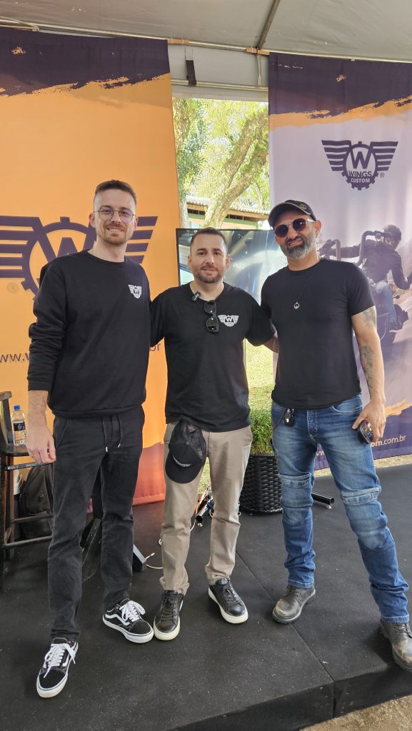 Cliente Wings Custom com a Equipe 