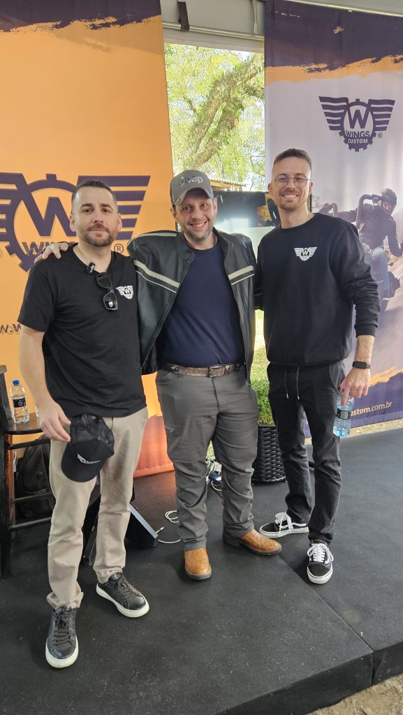 Cliente Wings Custom com a Equipe 