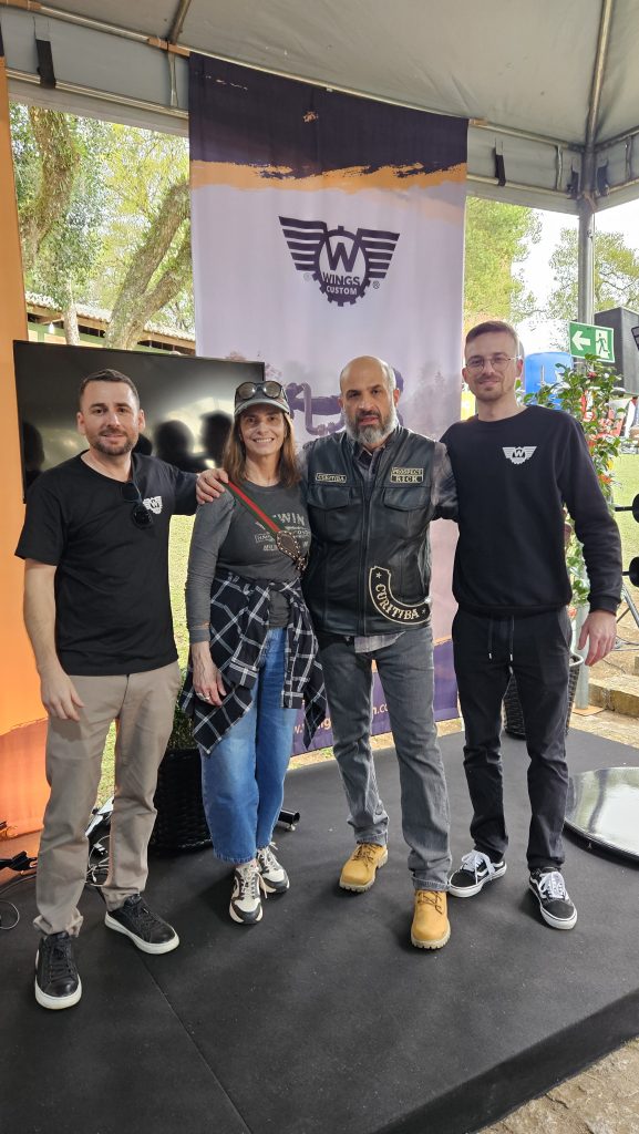 Cliente Wings Custom com a Equipe 