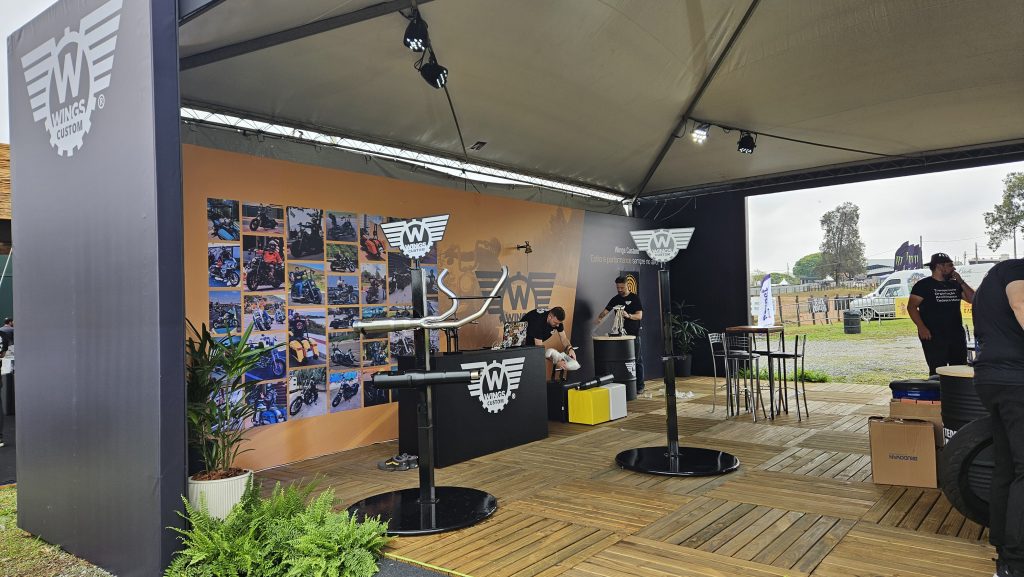 Stand Wings custom no Lucky Friends Rodeo